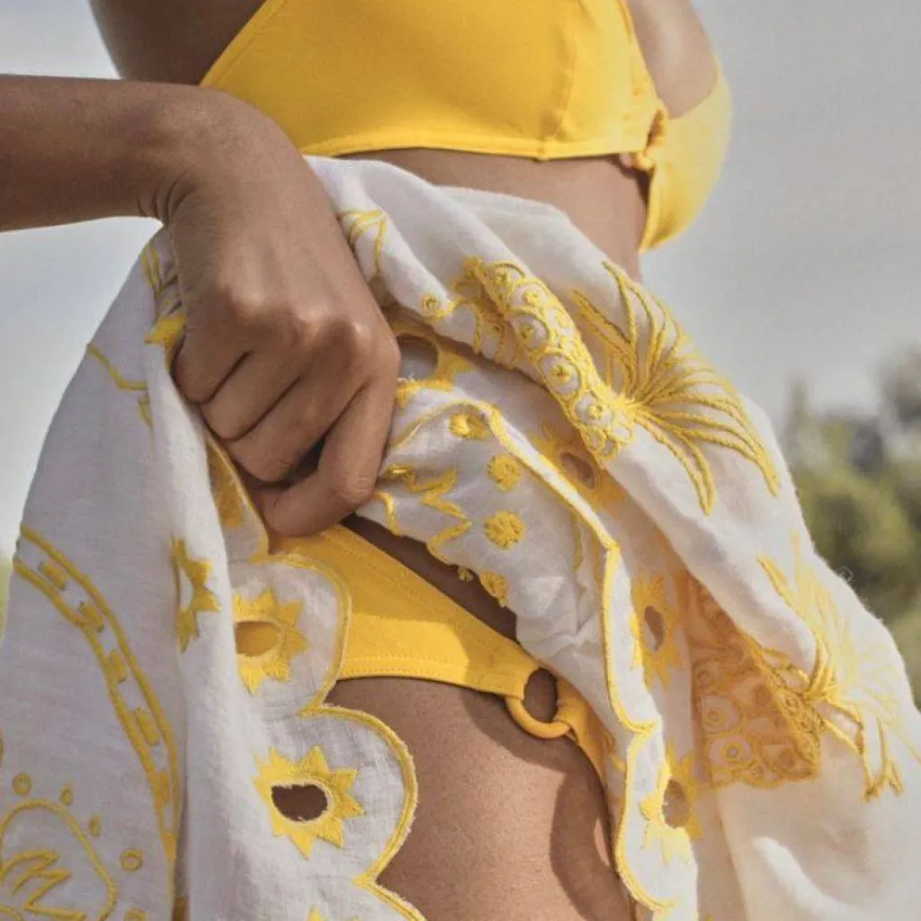 Les maillots Eres reconnaissables entre tous, la femme Eres est chic et élégante à la plage.