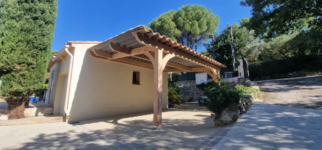 Conception et installation d’un auvent en bois douglas avec couverture en tuiles à Camps-la-Source (83)