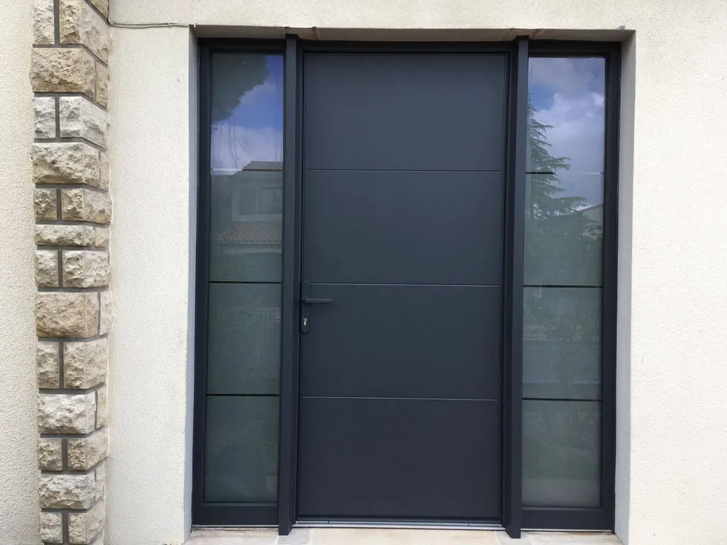 Porte d'entrée en PVC avec vitrages latéraux fixes sur la commune d'Eysines proche Bordeaux