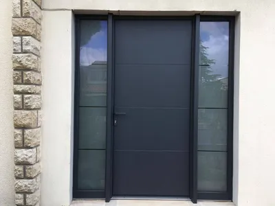 Porte d'entrée en PVC avec vitrages latéraux fixes sur la commune d'Eysines proche Bordeaux