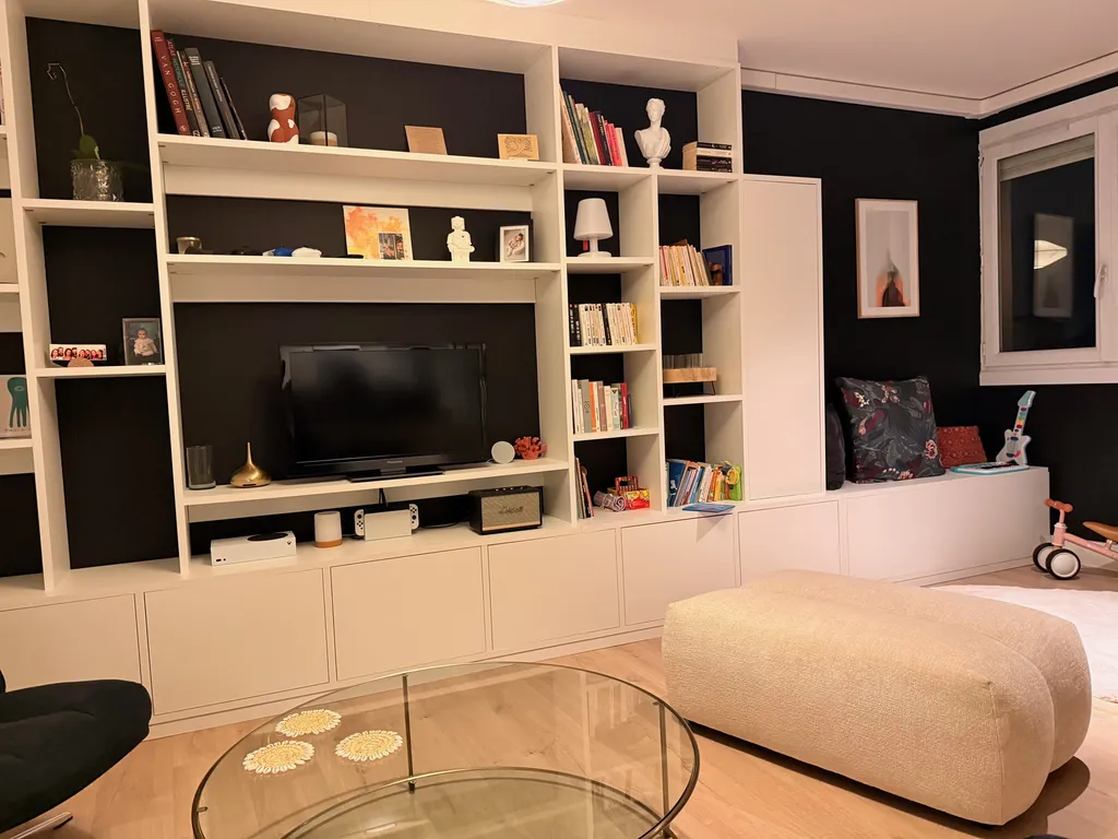 Superbe bibliothèque blanche sur mesure mur à mur et sol au plafond installée à Toulouse, quartier Saint-Cyprien