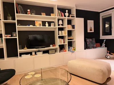 Superbe bibliothèque blanche sur mesure mur à mur et sol au plafond installée à Toulouse, quartier Saint-Cyprien