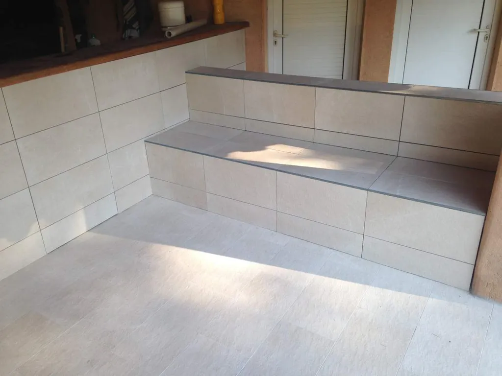 Réalisation d'un carrelage d'un poolhouse à proximité d'Aix en Provence