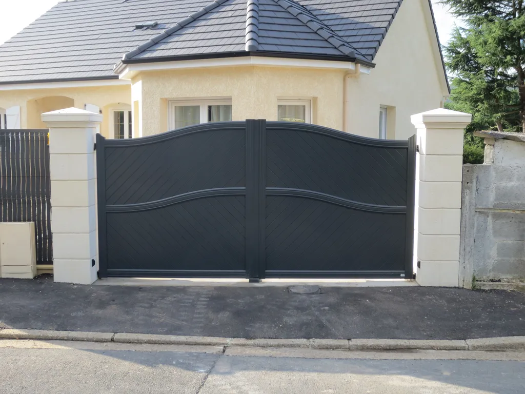 Installation de Portail Aluminium Battant Motorisé, un Modèle Sur-Mesure Design à Rouen en Seine-Maritime 76 et Sotteville-lès-Rouen