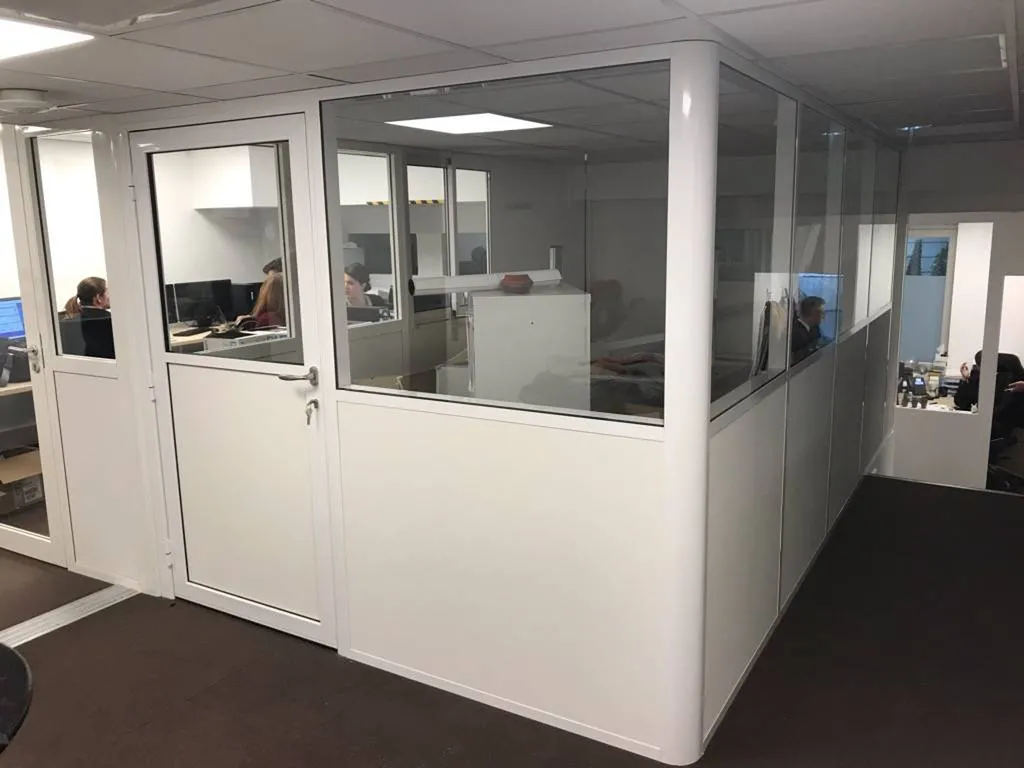 Installation de cloisons amovibles semi-vitrées dans un open-space à Nîmes