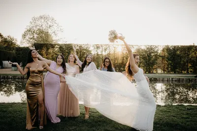Un joli mariage avec cérémonie symbolique dans les jardins à la Française d'un Château en Centre Val de Loire