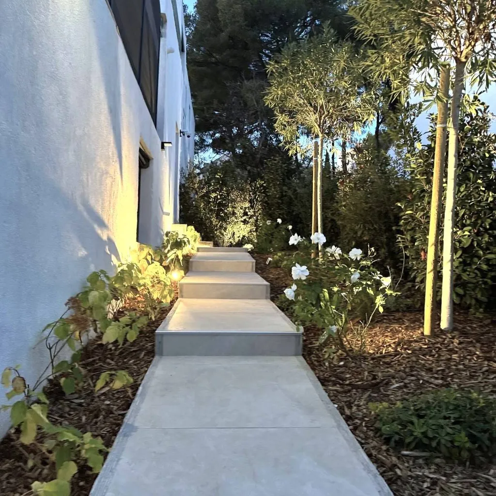 Éclairage de jardin sur-mesure à 13990, dans les Alpilles, signé par Carré Vert expert