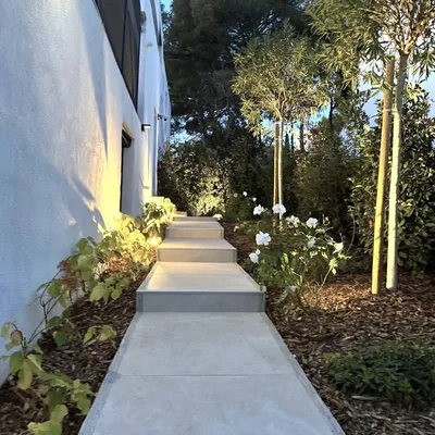 Éclairage de jardin sur-mesure à 13990, dans les Alpilles, signé par Carré Vert expert