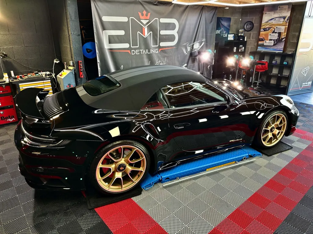 protection PPF automobile Lyon traitement céramique carosserie Porsche 992 Turbo S cabriolet 