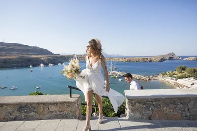 Mariée au coucher du soleil à Lindos en Grèce
