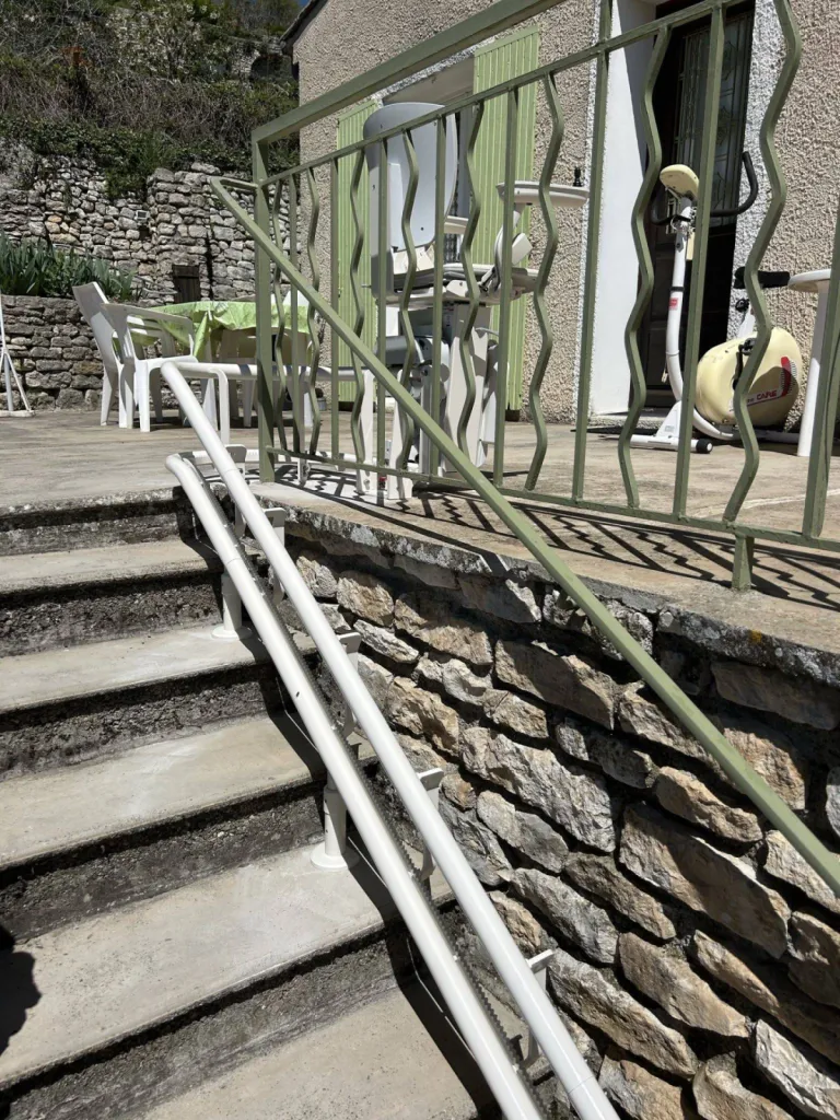 la qualité des prises de mesures est essentielle pour l'instalaltion de ce fauteuil monte escalier OTOLIFT TWO à Forcalquier