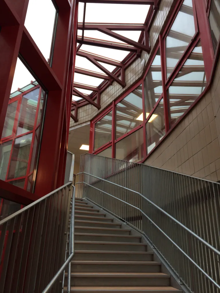 Réalisation d’une verrière architecturale en aluminium thermolaqué rouge – Design, performance et lumière