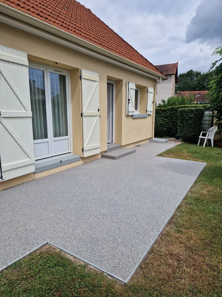 Rénovation d'une terrasse et son allée en moquette de pierre a VILLEREST