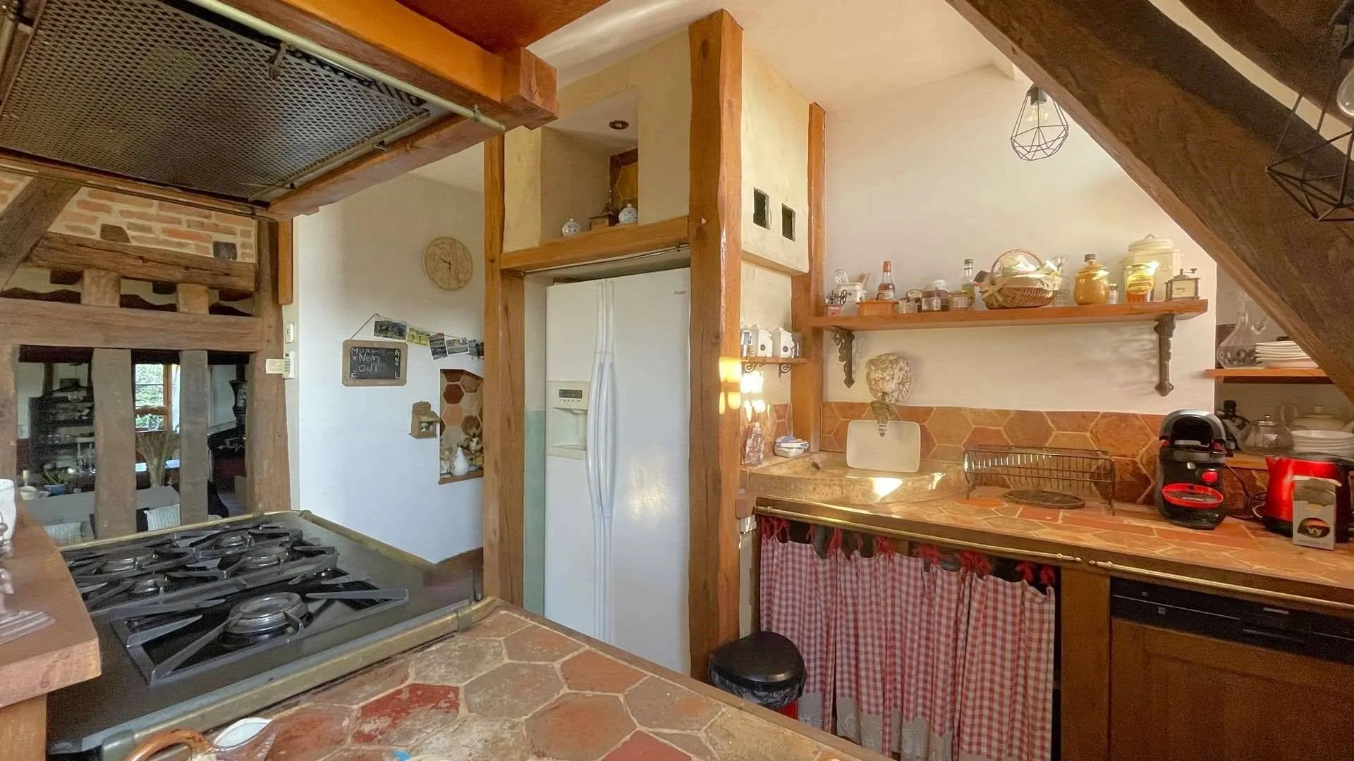 Immobilier en Normandie : Maison avec dépendances et garage : Un garage/atelier de 20 m² jouxtant le gîte, idéal pour stockage ou bricolage.