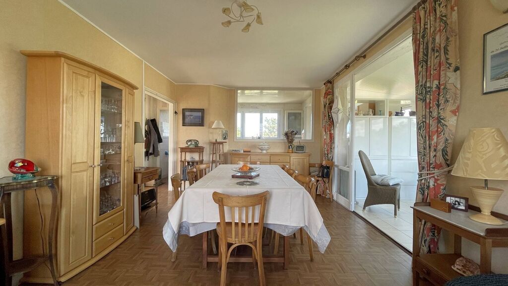 Immobilier à vendre en bord de mer : Maison avec véranda et vue mer : Un atout rare pour les amateurs de panorama côtier.