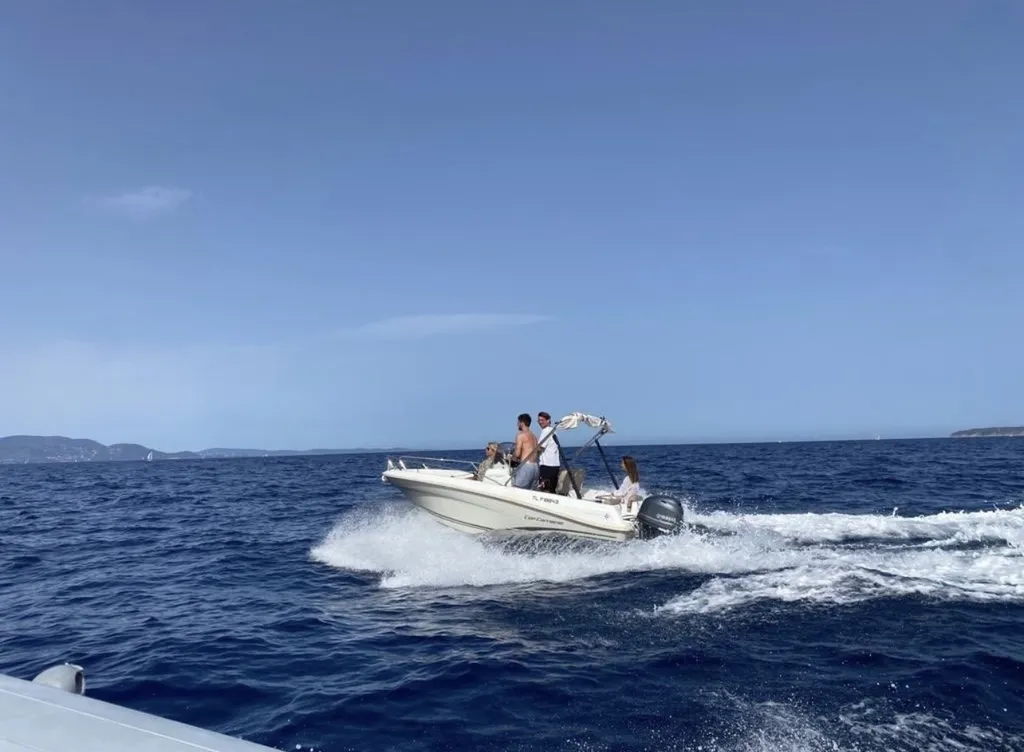 Vente d'un bateau moteur Jeanneau Cap Camarat 4.7 CC d'occasion équipé d'un moteur Yamaha 50 CV et d'une remorque Océane disponible à La Londe les Maures près de Toulon