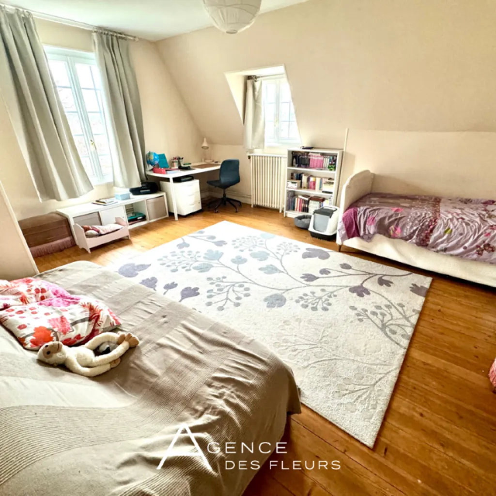 A vendre magnifique demeure anglo-normande de 197 m² habitables édifiée sur un terrain de 2350 m² sur la commune de ST PIERRE LES ELBEUF