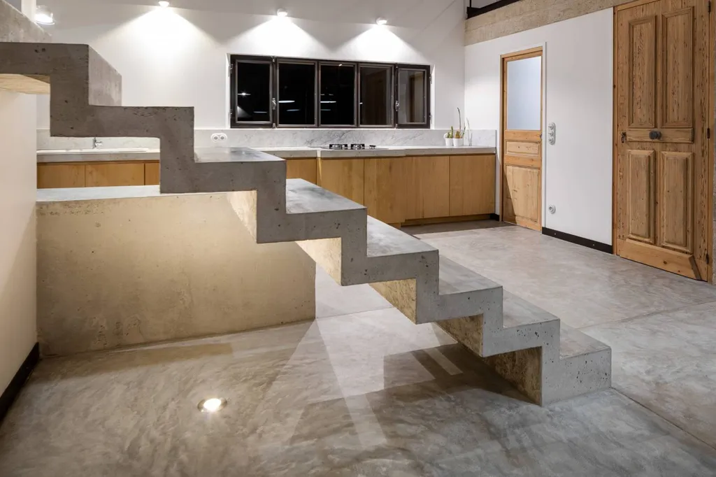 escalier en béton et cuisine en bois réalisée sur mesure par un artisan local 13300 Salon de Provence