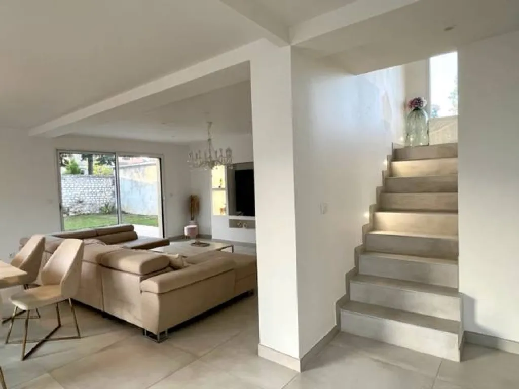 A saisir maison neuve de 170 m² habitables édifiée sur 680 m² de terrain sur la commune des DAMPS 27340