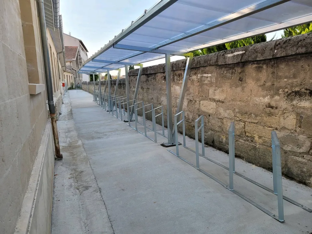 Abris à vélo sur mesure dans un lycée à Bordeaux