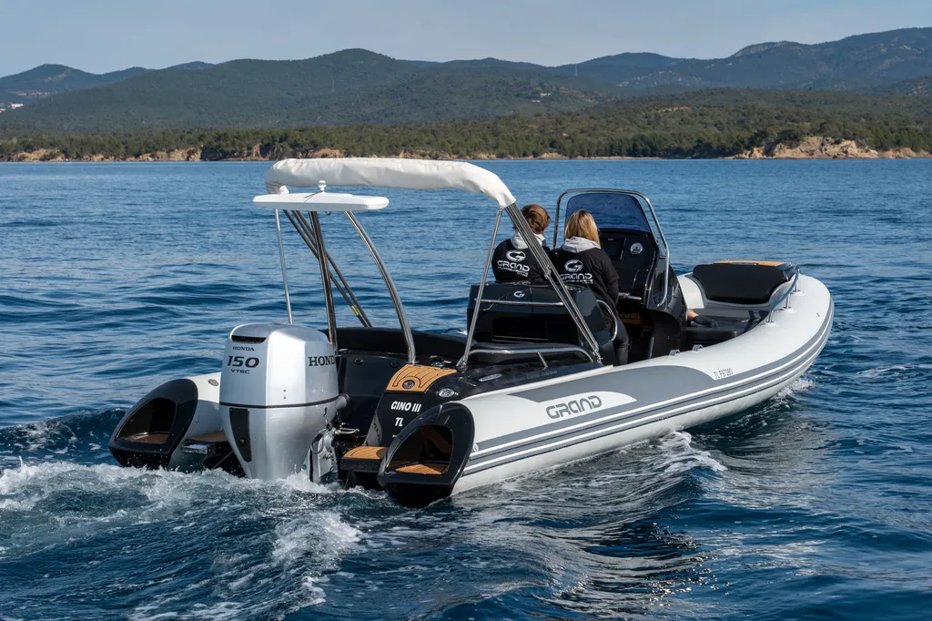 Location Grand G650 Luxe 2025 semi-rigide 150 cv pour 10 personnes, expérience nautique conviviale en Méditerranée