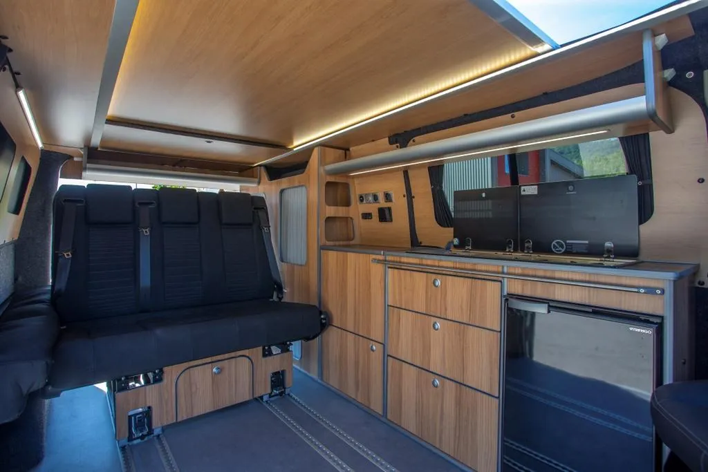 Aménagement intérieur Ford Transit Custom Long à Marseille : transformation de van familial sur-mesure dans les Bouches-du-Rhône