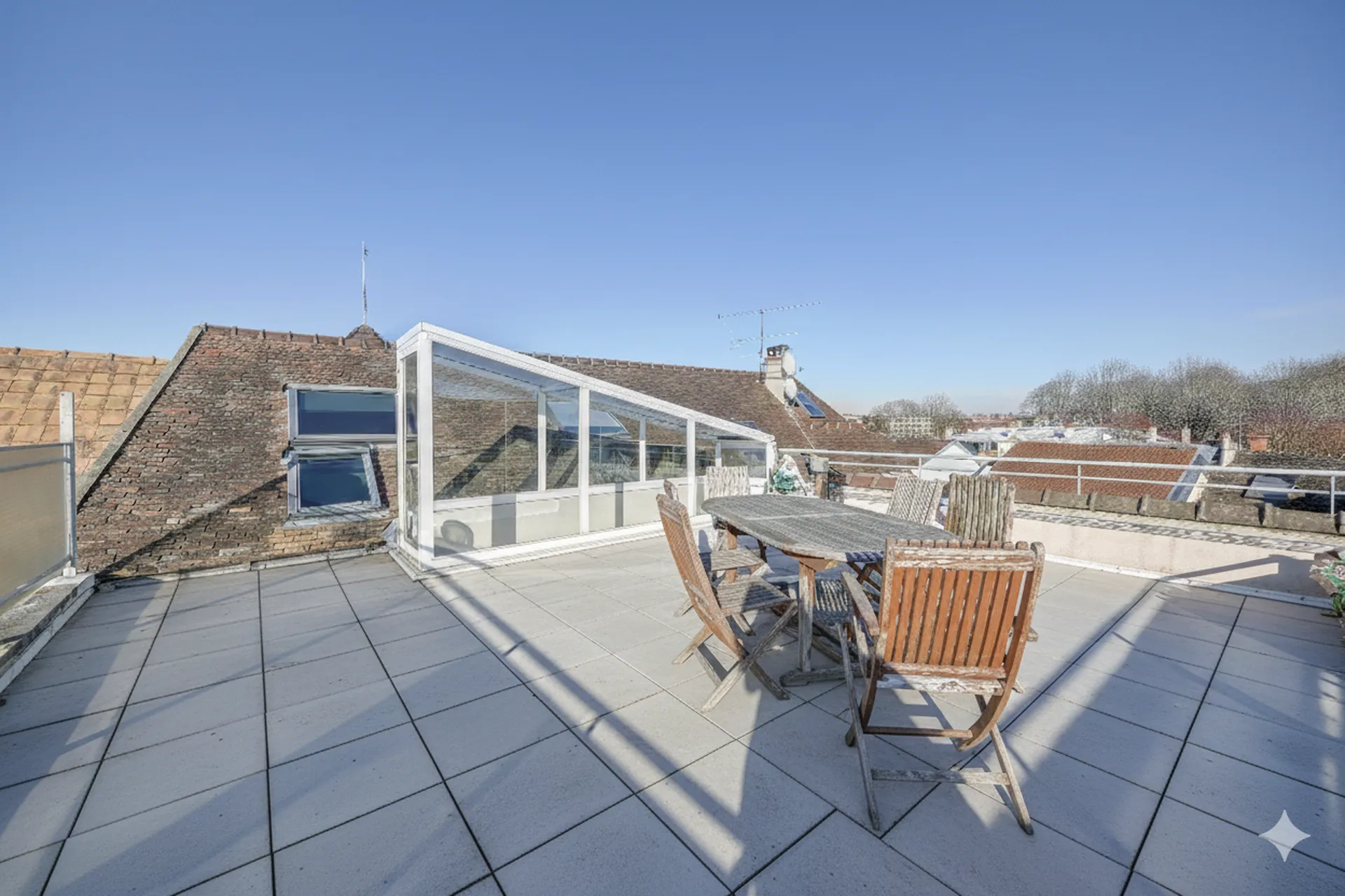 Vue terrasse roof-top vers le toit de l'appartement en vente chez Helix immobilier Le Vésinet