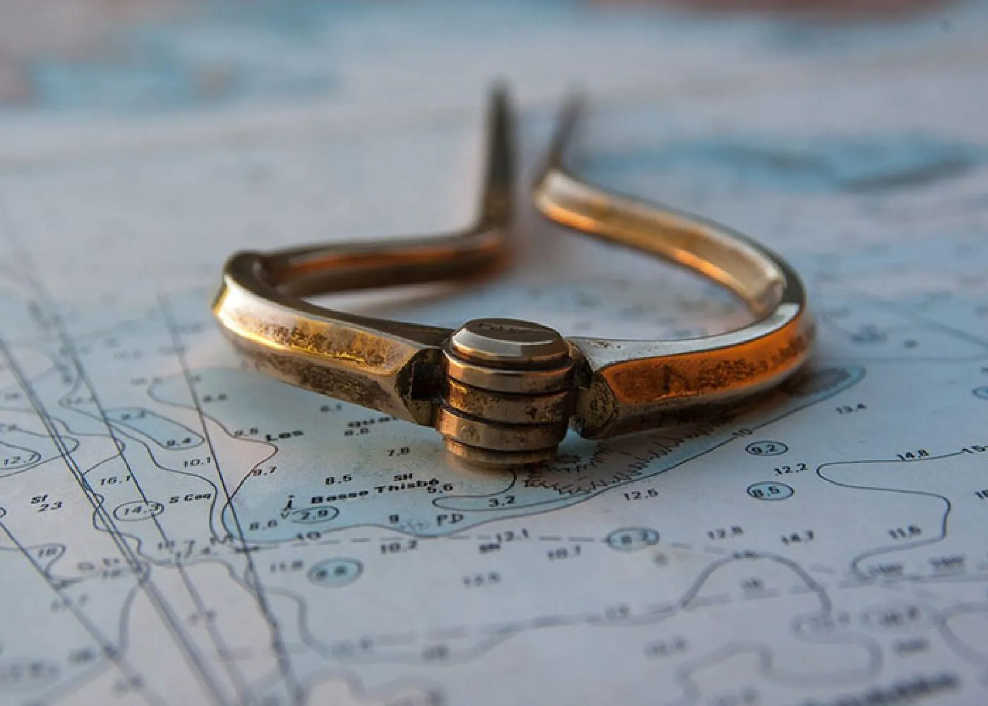 Apprentissage de la navigation au large avec formation permis hauturier complète à Le Pradet incluant météo marine, marées et lecture de phares