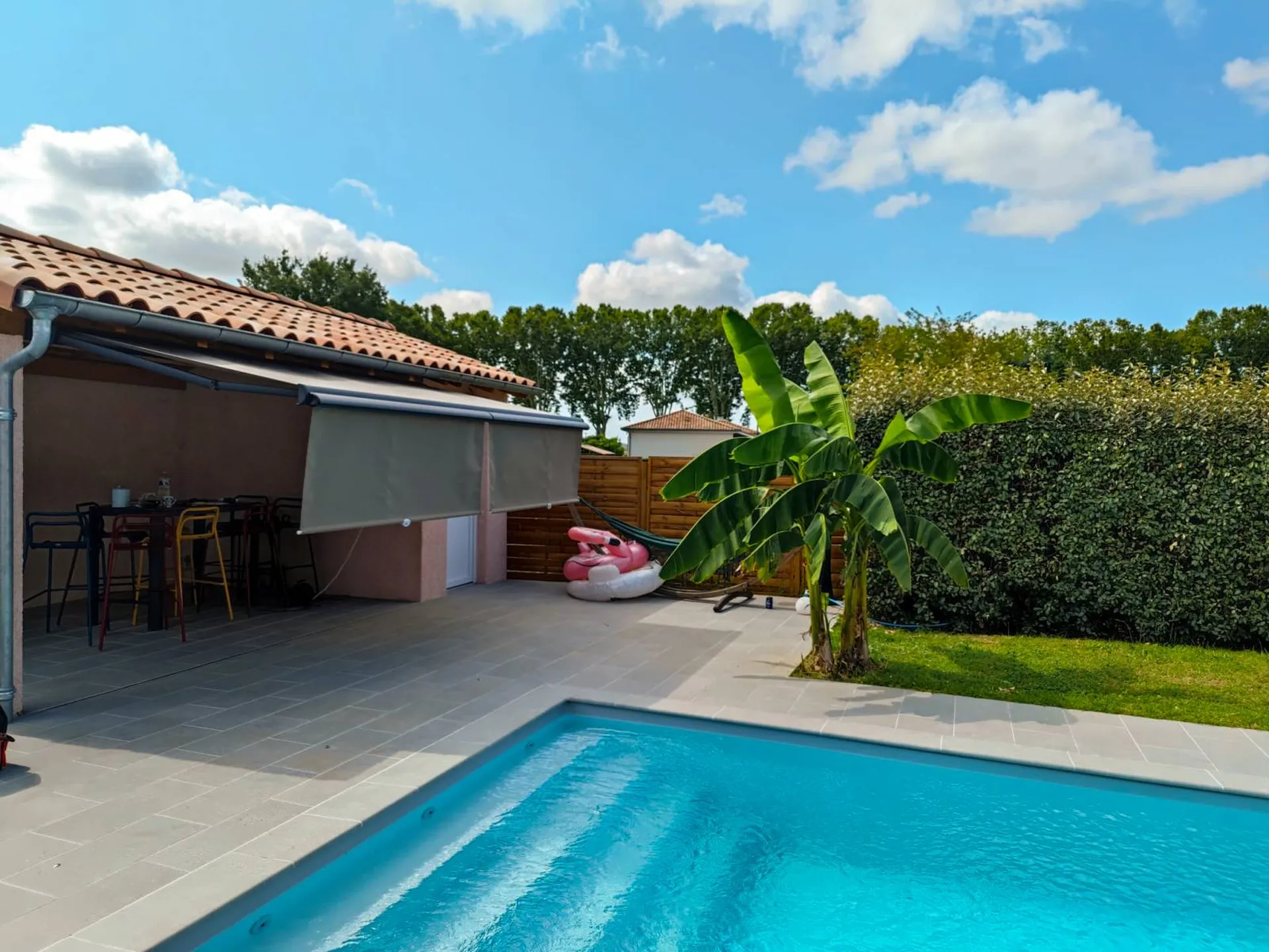 Store banne gris avec armature grise 