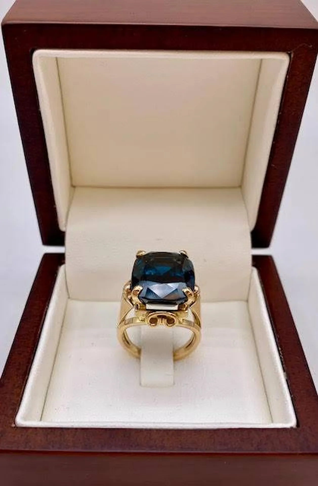 Précision Joaillière : Bague Or 750 et Pierre Bleu Canard Synthétique