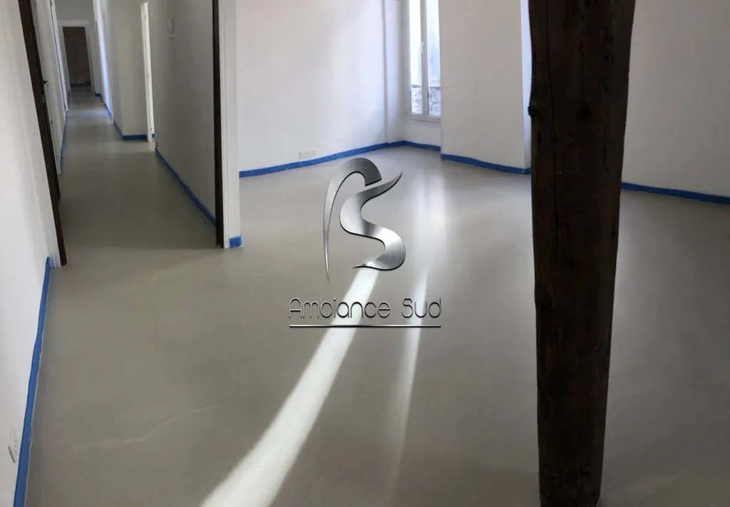 Sol en béton cire coulé industriel 