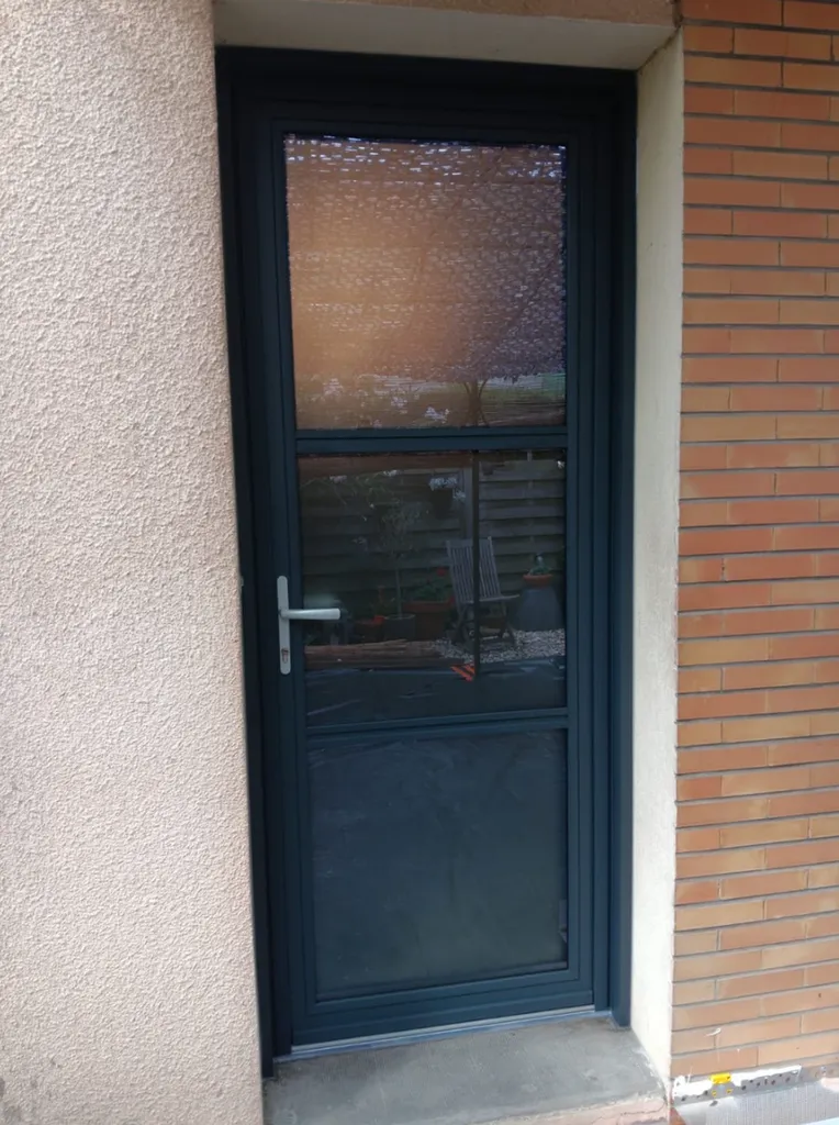 Pose porte d’entrée K-Line TRIO gris RAL 7016 texturé avec vitrage lumineux à Balma près Toulouse Haute-Garonne