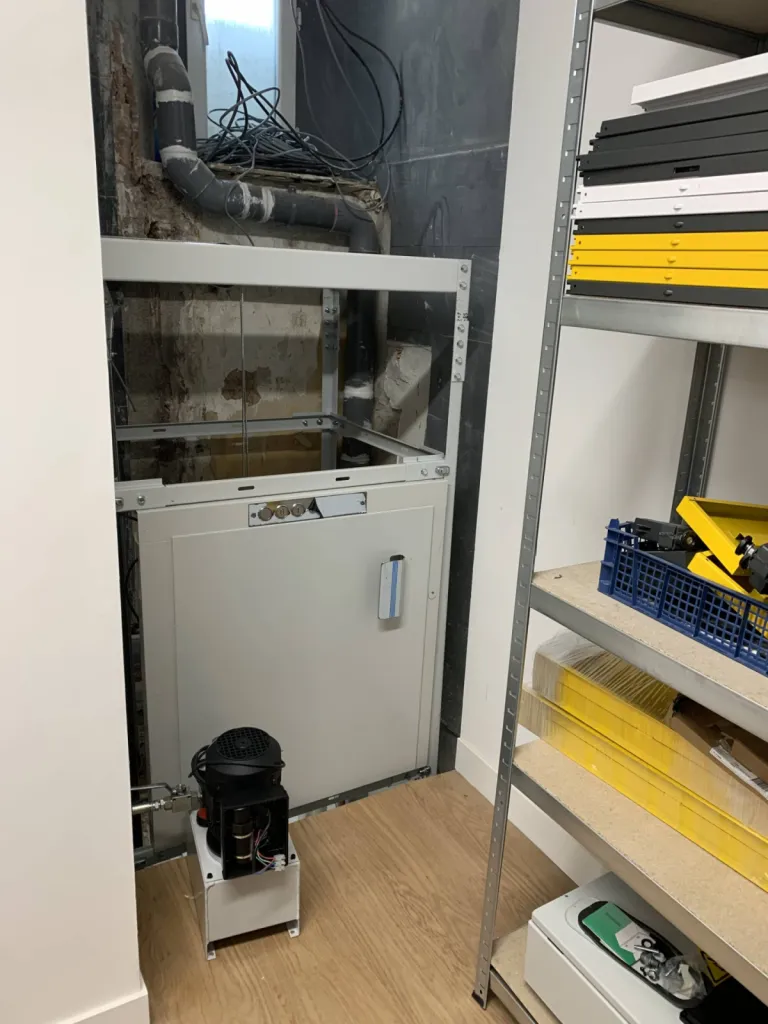 Installation d'un monte-charges hydraulique HIDRAL au sein d'une pharmacie à Marseille