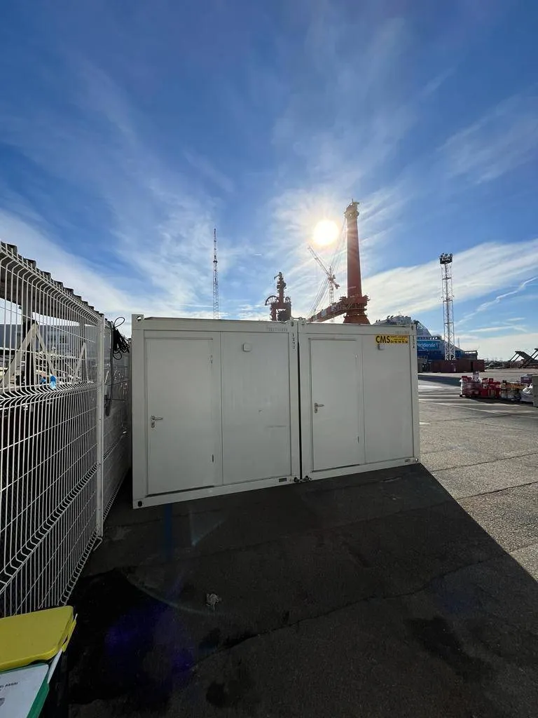 Location de structure modulairepour bureaux, vestiaire, sanitaire, base vide du chantier naval de Marseille