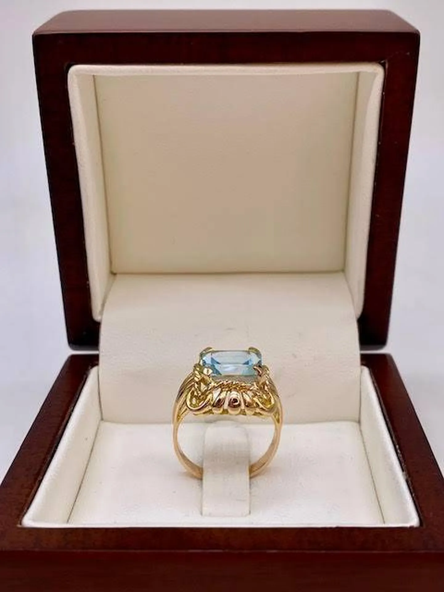 Élégance Vintage : Bague en Or et Topaze Bleue d'Époque chez Or Ligne près de Gujan Mestras