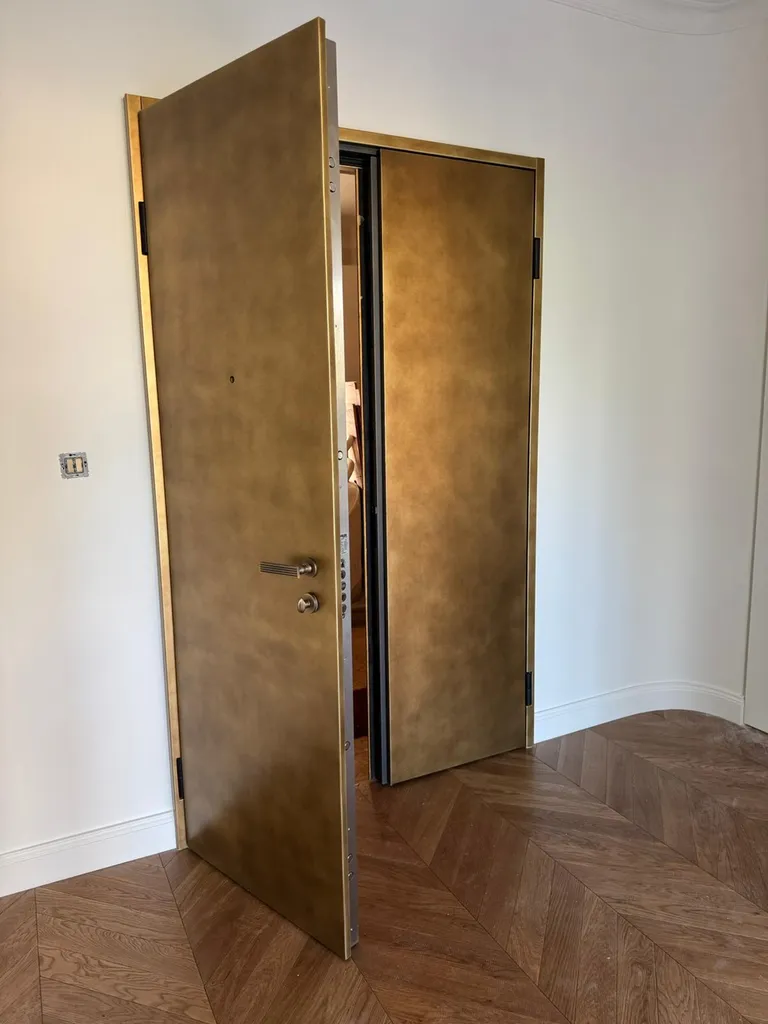 Une Silvelox Sikura double vantaux finition Metal Skin laiton doré au dernier étage du Vieil Ajaccio : quand une porte d'appartement devient une déclaration