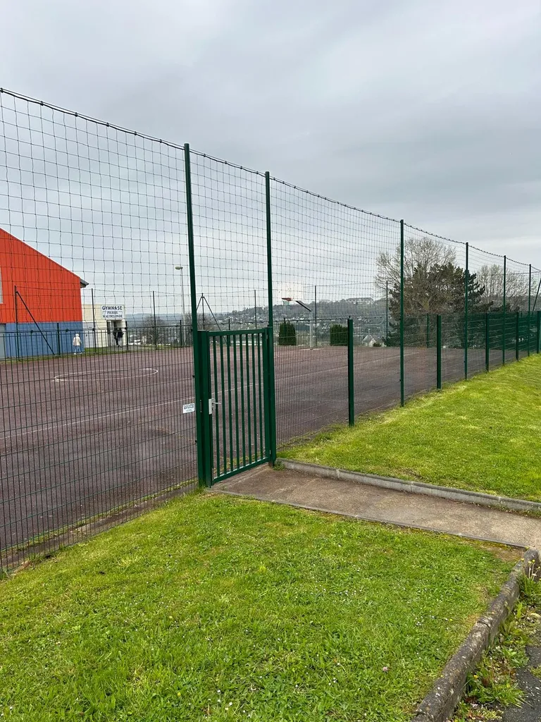 La sécurité et la délimitation de vos terrains sportifs répondent-elles aux exigences de la pratique ? Clôtures Bataille, votre entreprise spécialisée dans l'installation de clôtures, propose des solutions dédiées aux complexes à Cormeilles dans l'Eure.  