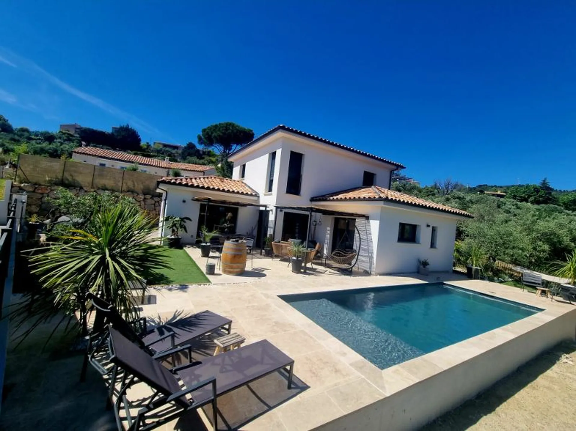 Construction de Villa de Luxe à Manosque : Gros Œuvre, Menuiseries et Finitions de Qualité