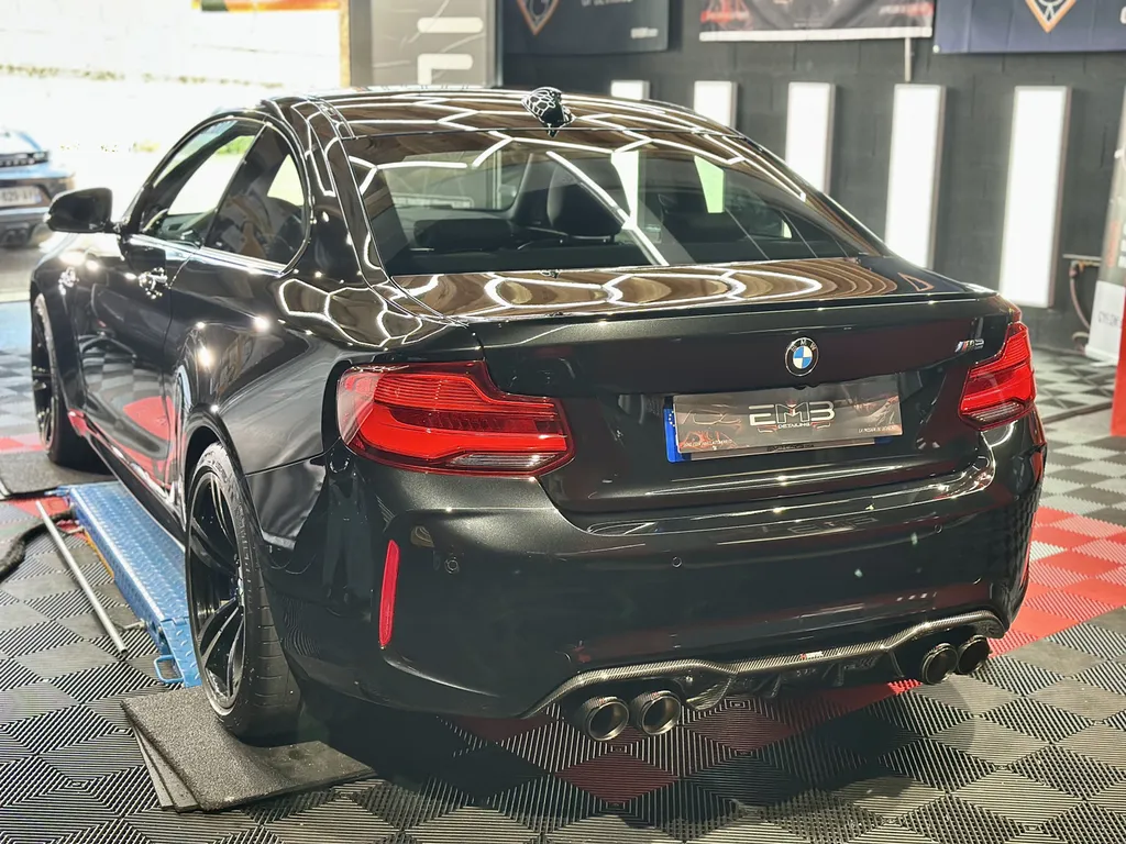 Detailing auto lyon spécialiste du traitement céramique et de la protection carrosserie sur BMW M2 voiture sportive