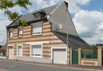 A vendre, agréable Maison de Ville avec jardin et garages, dans quartier calme, à pied des commodités de Lisieux 14100