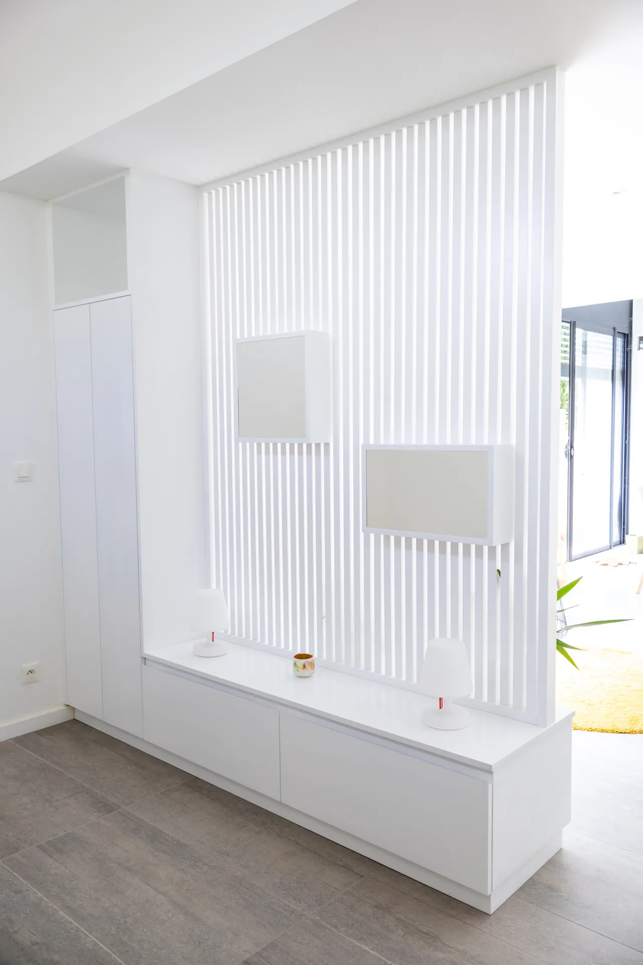 Aménagement sur mesure d’un bureau avec penderie, garde-corps et claustra de séparation de chambre à Aubenas