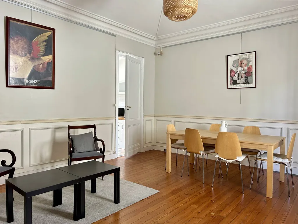 LOUER UN APPARTEMENT MEUBLÉ T3/TYPE 3 DE 78 m2 A BORDEAUX CENTRE PROXIMITE IMMEDIATE DU JARDIN PUBLIC DANS UN IMMEUBLE DE CARACTERE PRESTATIONS. ANCIENNES CONSERVEES