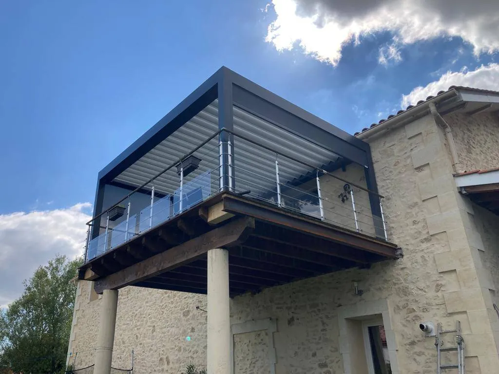 Installation d'une pergola bioclimatique à lames orientables et rétractables sur une terrasse en hauteur par Aquit'M sur Bordeaux