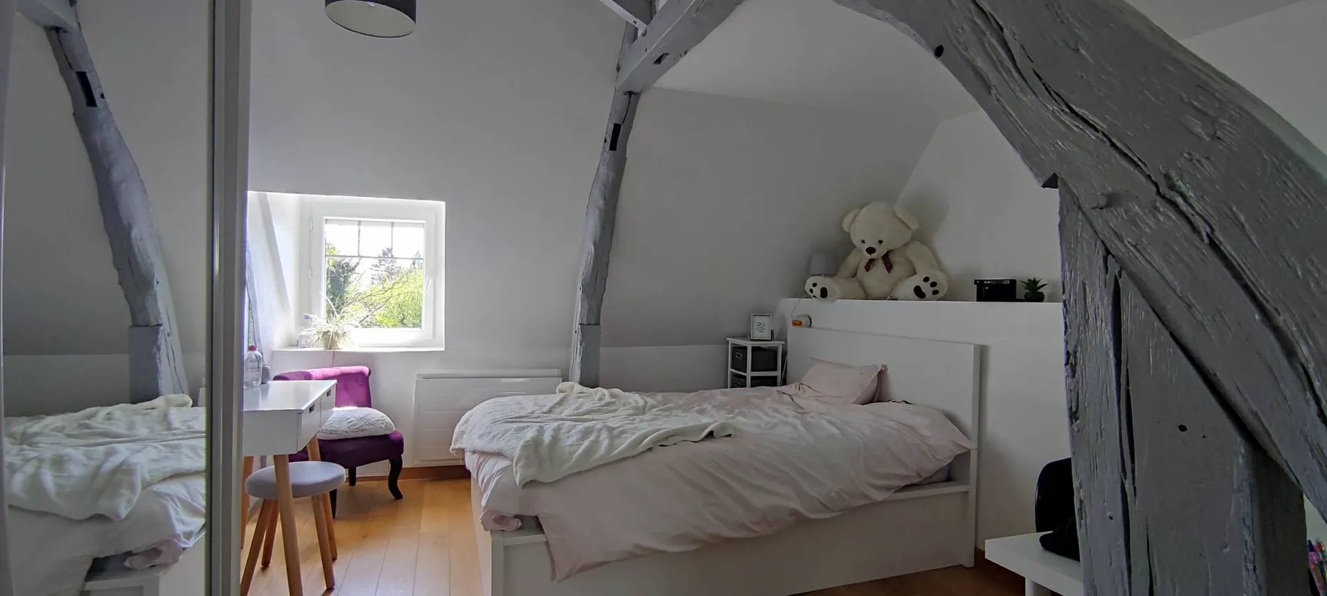 A vendre, à 10 minutes de PONT-L'EVEQUE (14130) et de LISIEUX (14100), découvrez cette maison rénovée offrant une vie de plain-pied. Sur un terrain de 2 600 m², profitez de deux terrasses exposées Sud et Ouest, ainsi qu’une grande dépendance de 92 m²