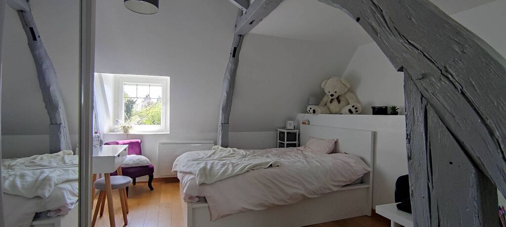 A vendre, à 10 minutes de PONT-L'EVEQUE (14130) et de LISIEUX (14100), découvrez cette maison rénovée offrant une vie de plain-pied. Sur un terrain de 2 600 m², profitez de deux terrasses exposées Sud et Ouest, ainsi qu’une grande dépendance de 92 m²