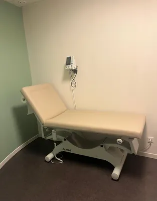 Rénovation de table médicale – Réfection professionnelle de mobilier médical proche de Bordeaux 