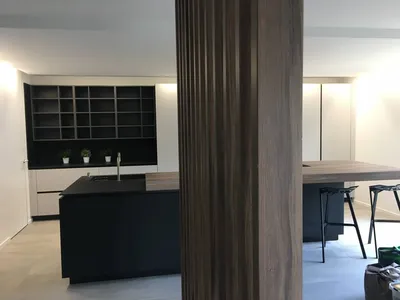 création Il bagno. Cuisine Fénix avec ilot et plan de travail en noyer. Claustra de sépoaration