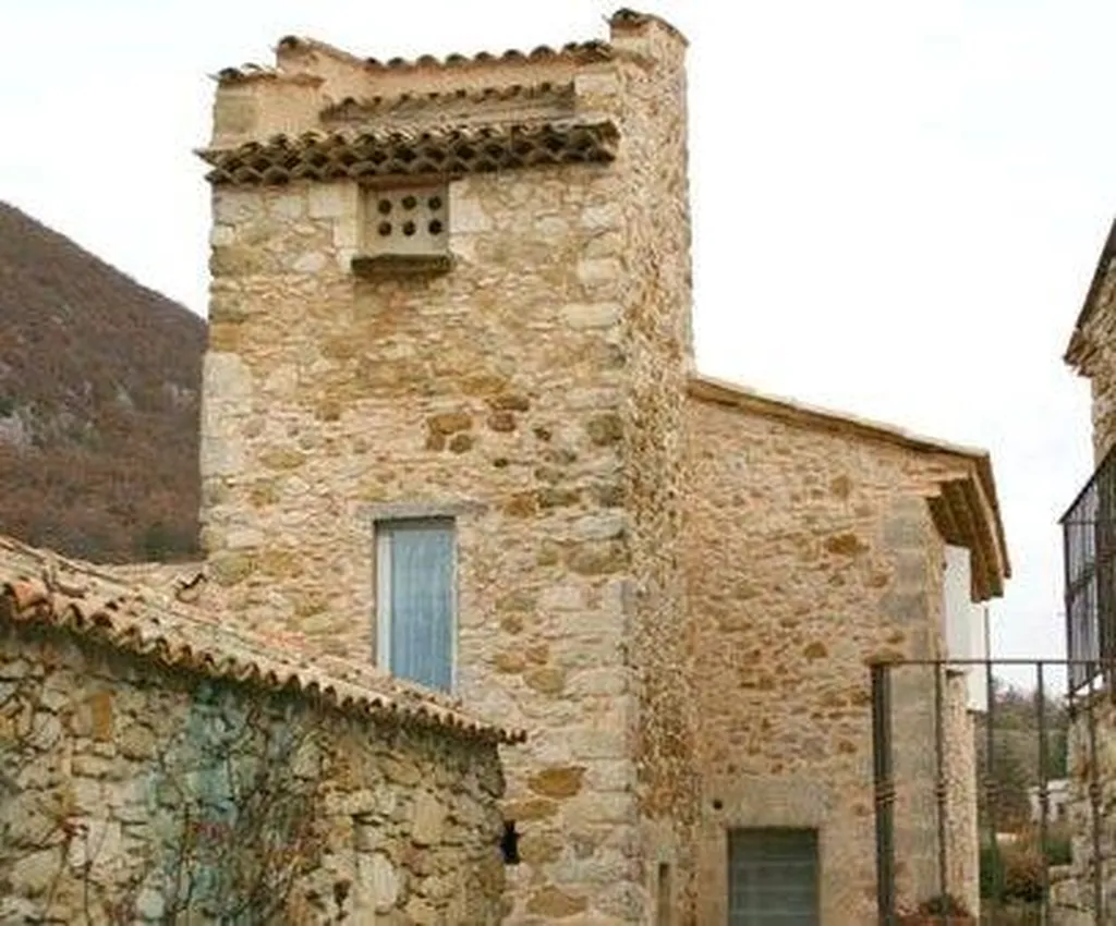 Monts de Vaucluse, proche Banon, mas XVIIème de charme et pigeonnier avec gîtes.