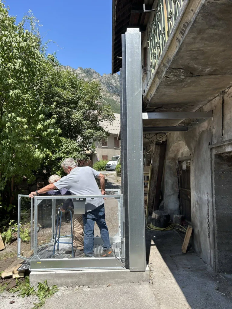 Dès l'installation, les amis du couple octogénaires répétaient leur gamme pour utilise'r au mieux cette plateforme verticale près de Sisteronnous a