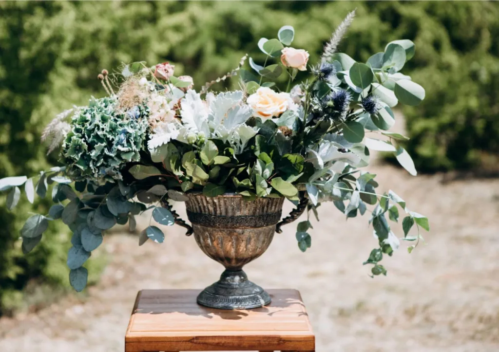 Idée de décoration signée My Event' By Jenny : des coupes dorées fleuries pour marquer l'entrée de la cérémonie